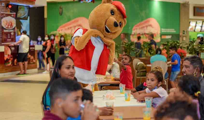 Crianças da Vila Princesa ganham Natal divertido na pista de patinação no gelo da Lux Entretenimentos
