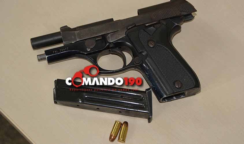 Jovem totalmente embriagado efetua disparos para o alto em frente à casa de forró e se envolve em grave acidente durante fuga