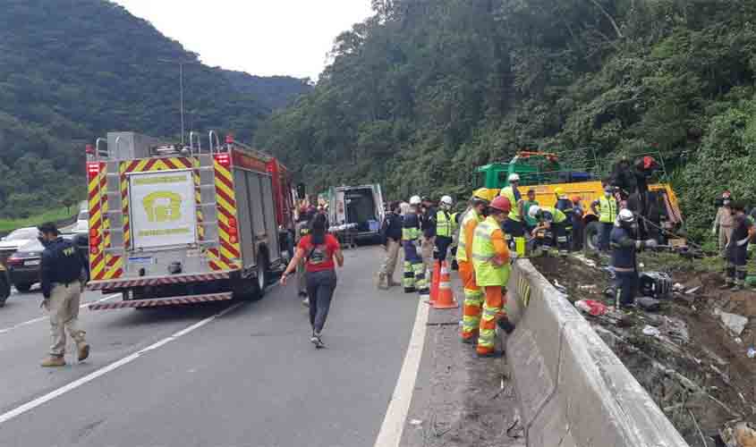 Acidente de ônibus no Paraná deixa 19 mortos