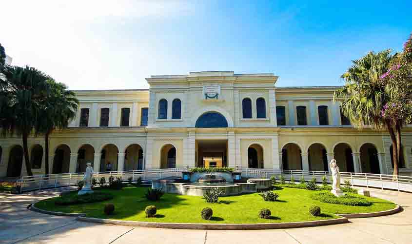 Fiocruz esclarece negociação de doses prontas da vacina de Oxford