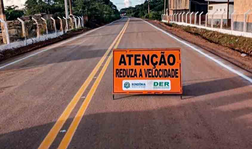 Equipes do DER executam pintura da sinalização horizontal na Estrada do Belmont, em Porto Velho