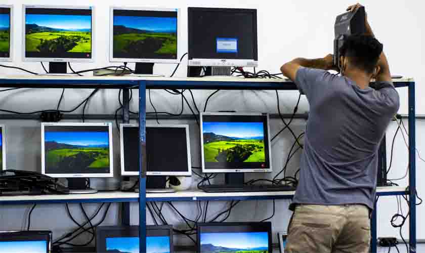 Doação de equipamentos contribui para formação técnica de jovens