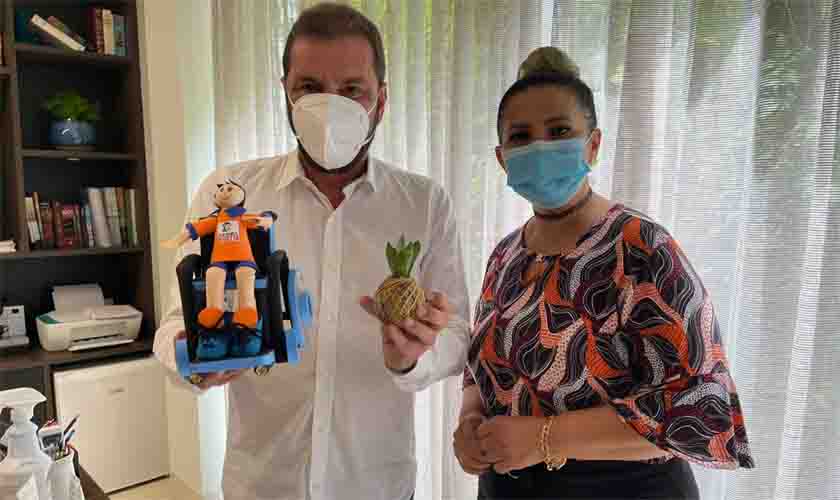 Hildon Chaves doa R$ 10 mil para Casa Família Rosetta