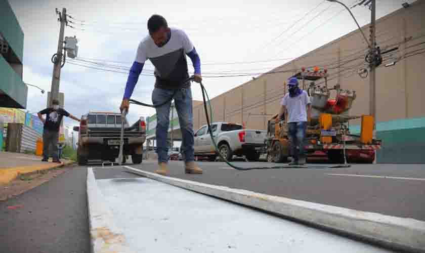 Ruas e avenidas recapeadas recebem novas sinalizações de trânsito em Porto Velho