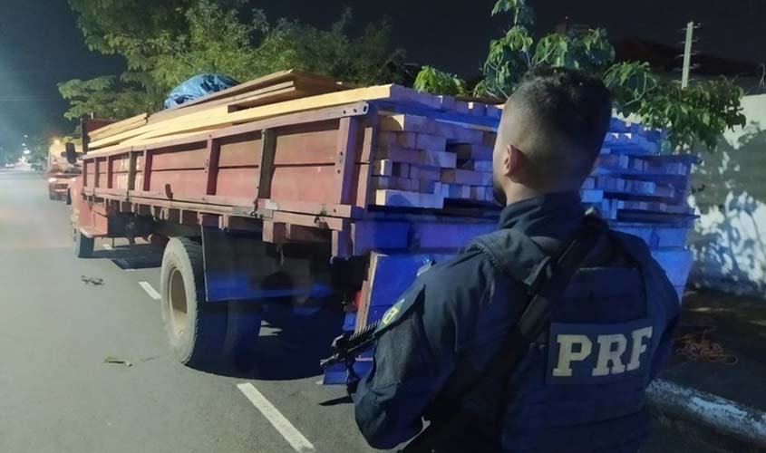 Em Porto Velho/RO, PRF identifica transporte irregular de madeira