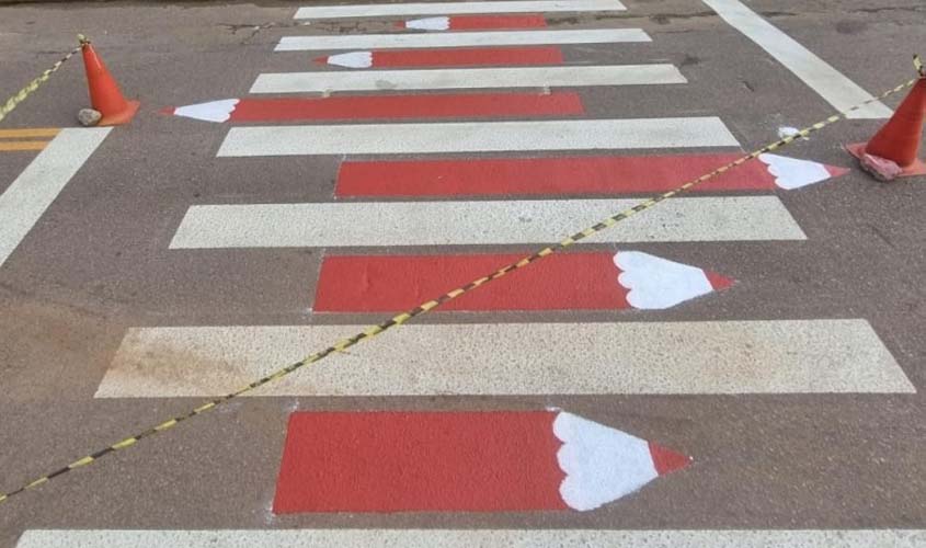Prefeitura executa pintura customizada em faixas de pedestres nas imediações de escolas