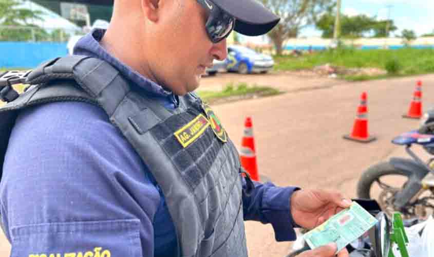 Orientações sobre os riscos de dirigir sem CNH são destacadas pelo governo de RO