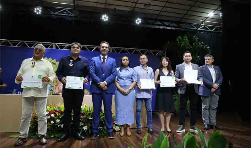 Prefeito Léo Moraes concede honraria municipal a artistas, empresários e pioneiros