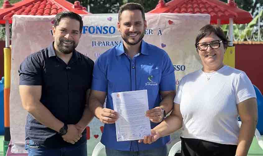 Vereador Márcio Freitas participa da assinatura de convênio para Creche Grilo Falante