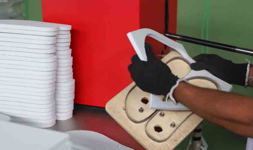 Chinelos confeccionados por reeducandos do sistema prisional são doados para serviços de saúde