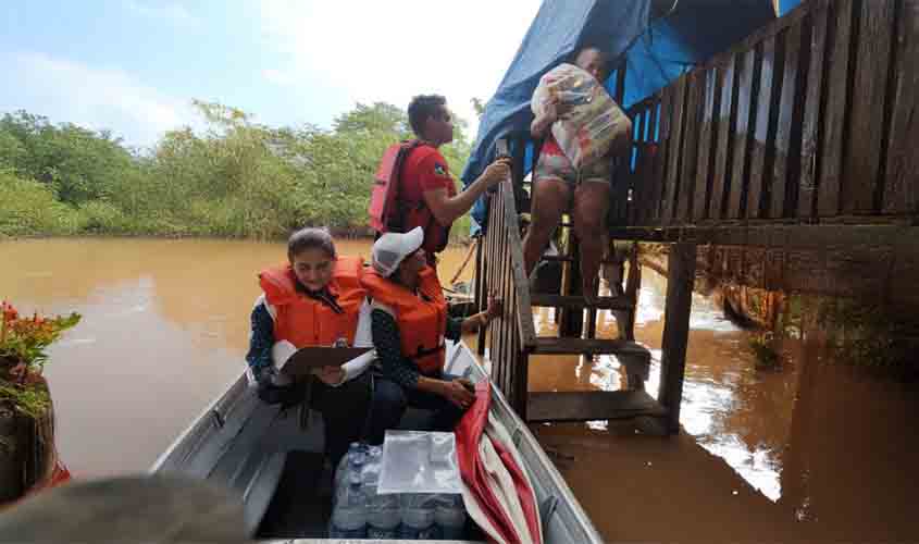 Governo de RO segue com entrega de cestas básicas e água potável para famílias atingidas pela enchente