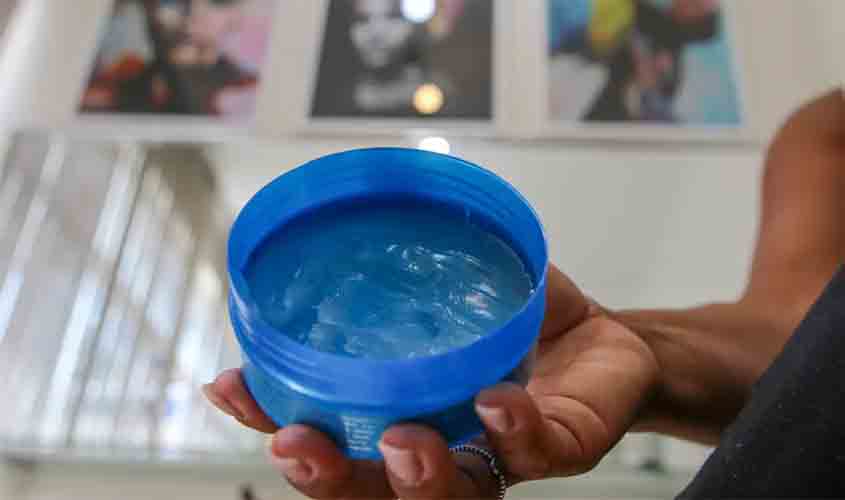 Anvisa cancela venda de pomadas para fixar cabelos, veja a lista