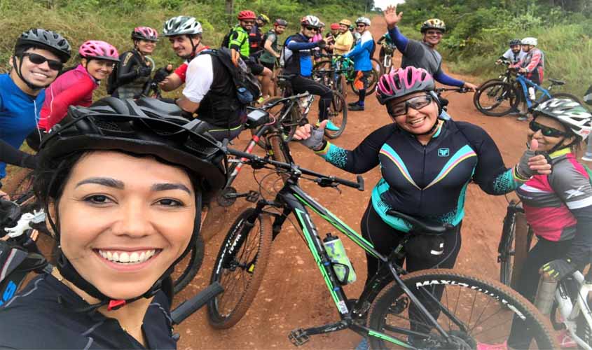 Presidente do TJRO pedala com servidores e magistrada.