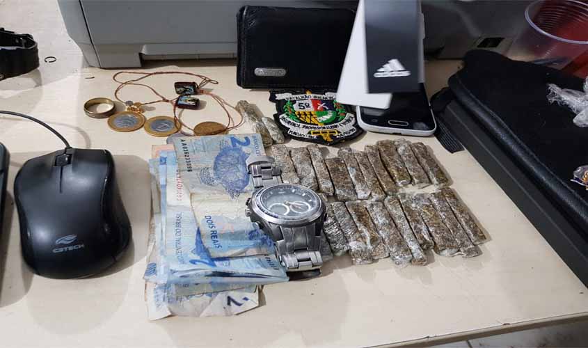 Polícia prende dupla vendendo droga na zona leste