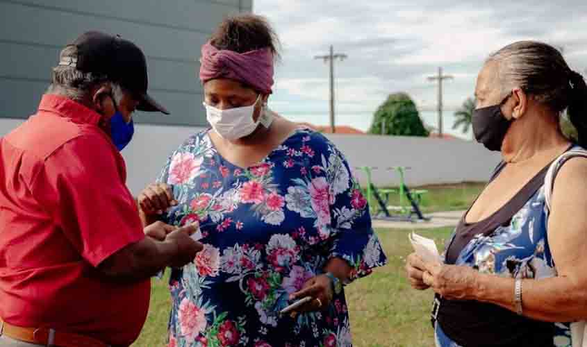 Vacinação em drive-thru tem imensa participação de idosos com 75 a 77 anos