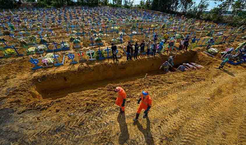 Senadores lamentam 300 mil mortes por covid-19 e criticam atuação do governo