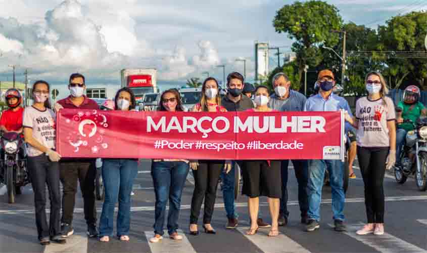 Mulheres homenageadas em drive thru