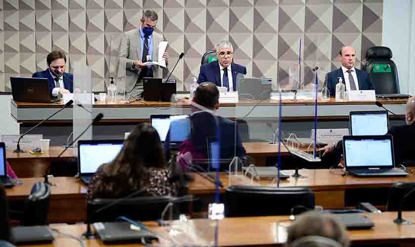 Defensores e críticos debatem constelação familiar na CAS