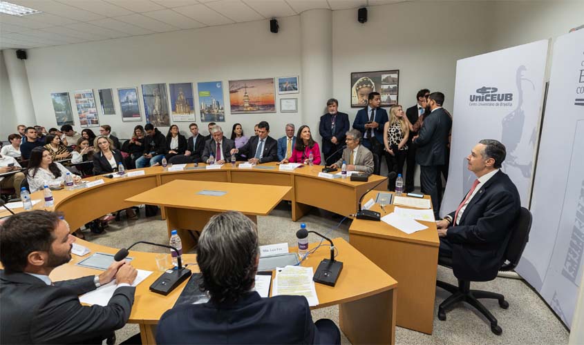 'Redes sociais geraram a escalada da mentira deliberada, da intolerância, de condutas criminosas', alerta Luís Roberto Barroso