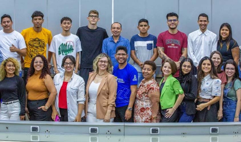 Alunos concluem cursos e recebem certificados na Escola do Legislativo