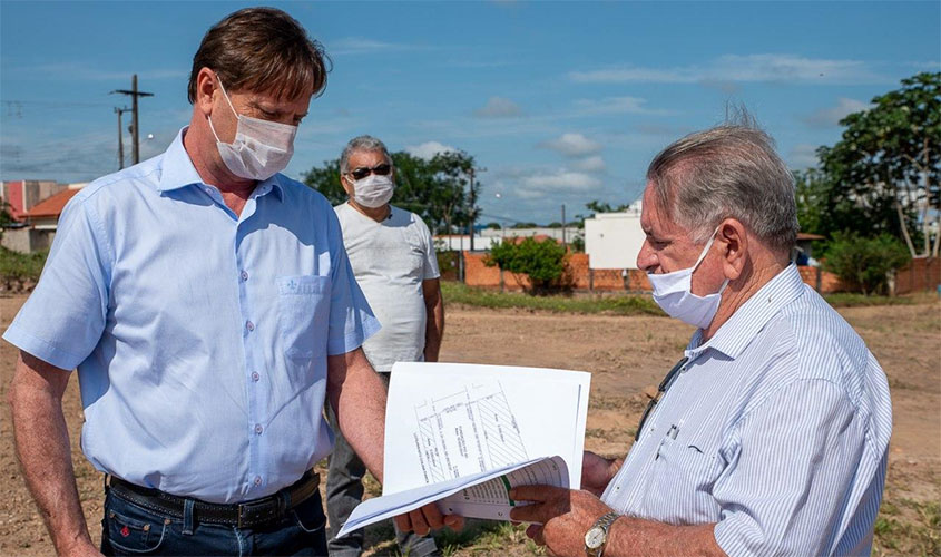 Autoridades visitam terreno do Centro de Diagnóstico do Câncer