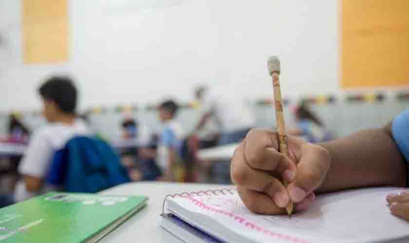 Precarização do trabalho através do programa 'Amigo Voluntário do Educando'