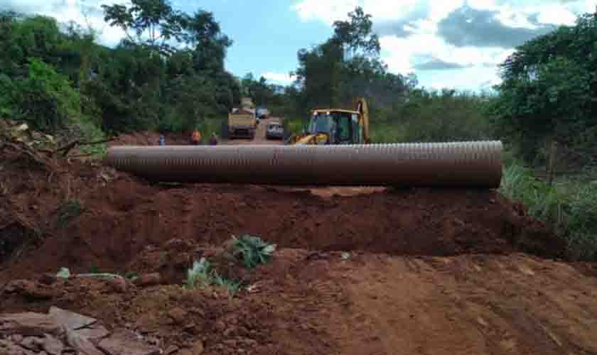 DER instala tubos de aço na RO-135 para melhorar a trafegabilidade em Alta Floresta d’Oeste