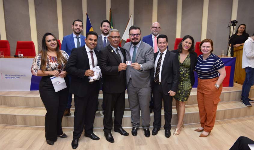 Entrega de credenciais marca início da jornada de 33 novos advogados na OAB Rondônia