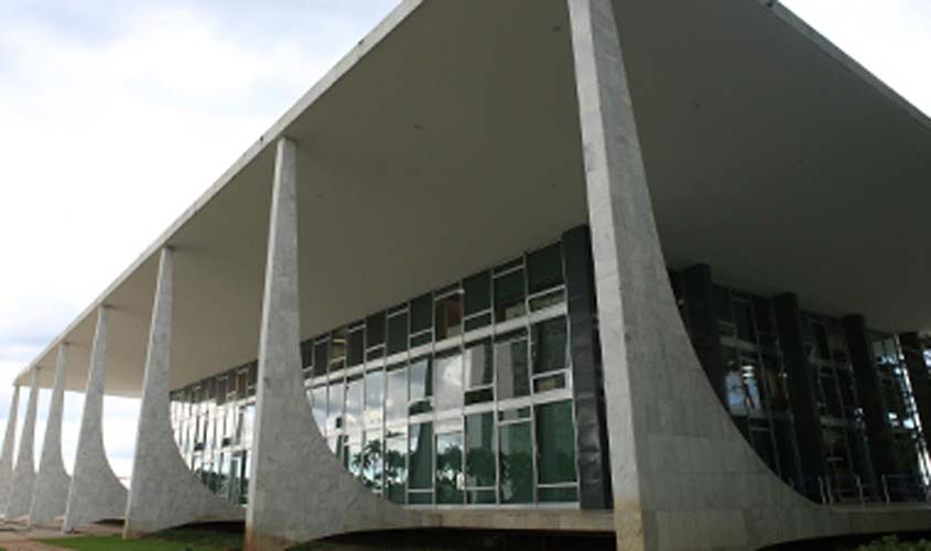 Permanência de Bolsonaro em Embaixada da Hungria não desrespeitou medidas cautelares, decide STF