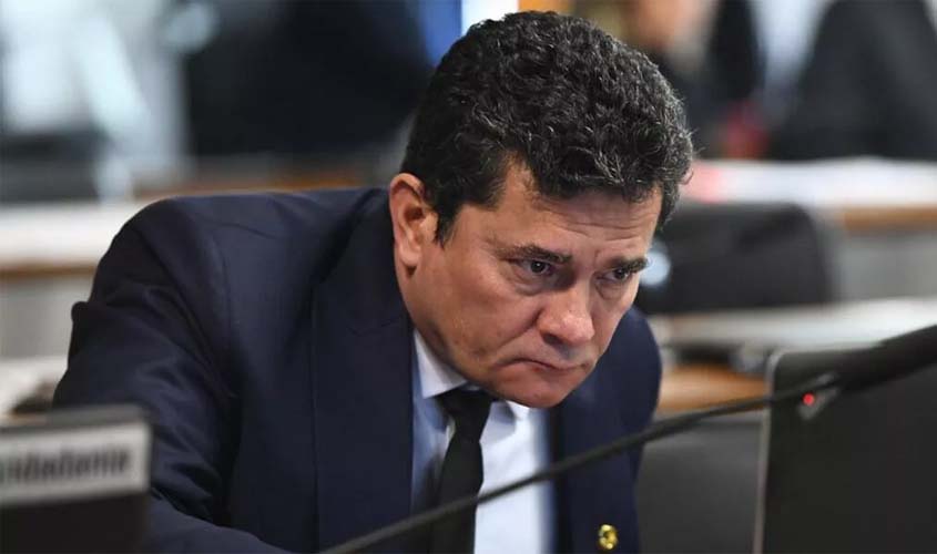 Por que Moraes afrouxaria para o caso Moro? Por quê?