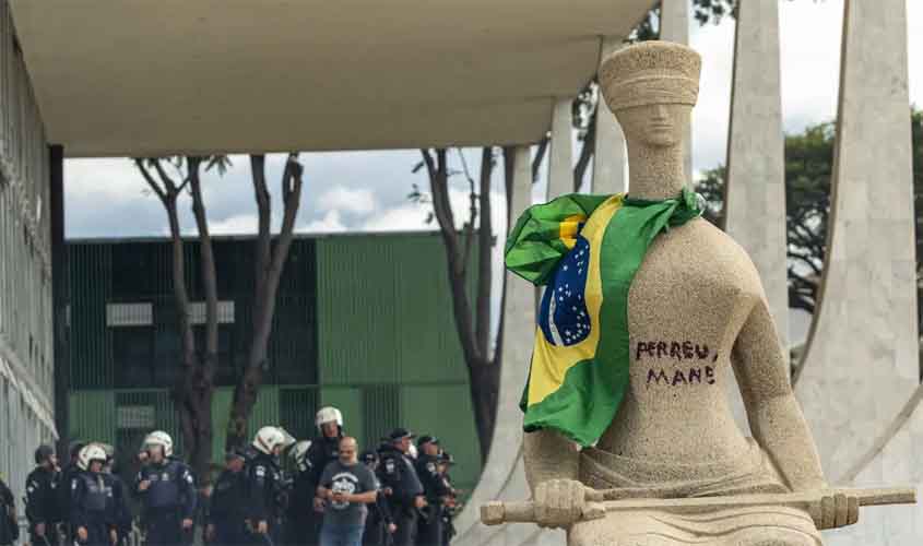 STF tem maioria para condenar mulher que pichou estátua no 8/1