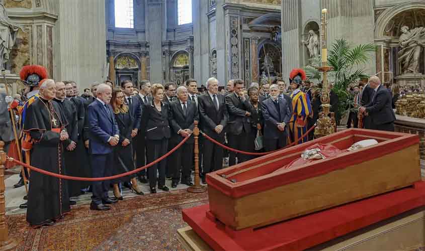 Lula e comitiva desembarcam em Roma para funeral do papa Francisco