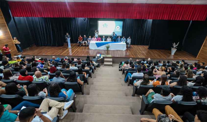 Mais de 170 acadêmicos assinam termos de concessão que garantem bolsas no Programa Faculdade da Prefeitura