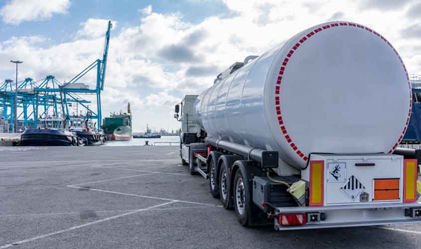 Transportadora indenizará motorista dispensado por suposto furto de combustível