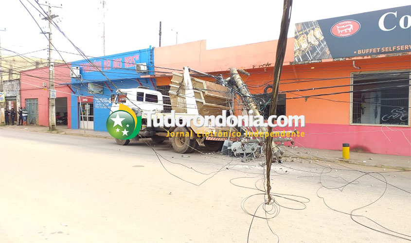 Caminhão-papa entulho derruba poste em avenida movimentada da capital