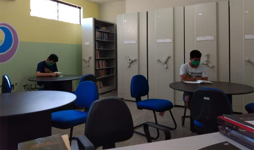 Socioeducandos do Case têm presença assídua na sala de leitura e auditório dentro da biblioteca