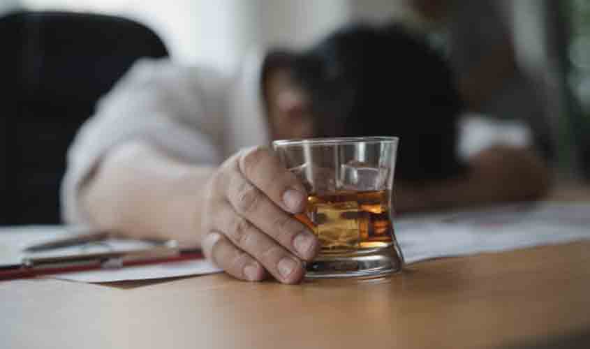 O consumo de álcool e alimentos de difícil digestão pioram a qualidade de sono do brasileiro, aponta pesquisa