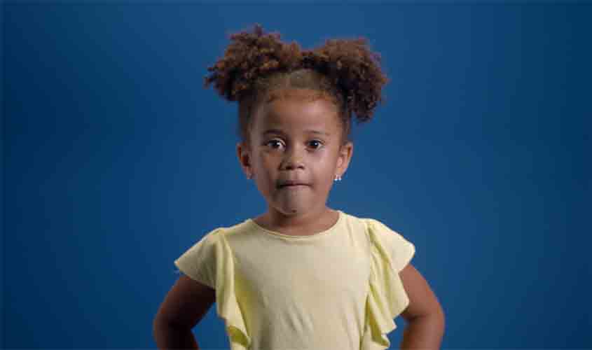 Em nova campanha da ABTA, crianças cobram coerência dos adultos que ensinam o que é certo, mas praticam pirataria