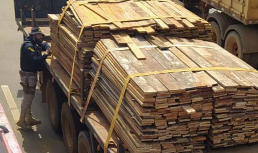 PRF identifica transportes irregulares de madeira