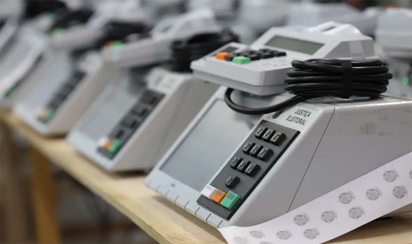 Presidente do TSE cria comissão contra IA ilegal nas eleições