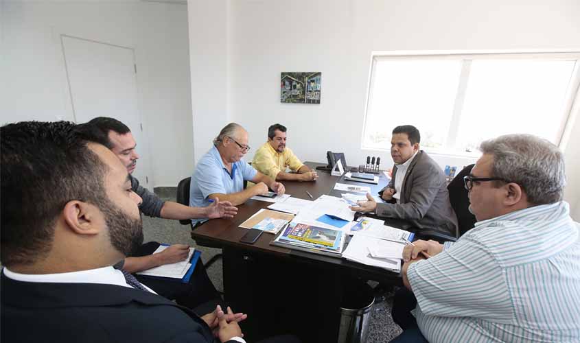 Jair Montes recebe diretoria do Sinprof e debate melhorias para os professores