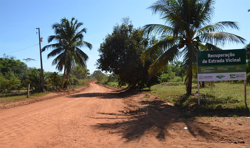 Prefeitura recupera estradas vicinais no Projeto de Assentamento Capitão Sílvio