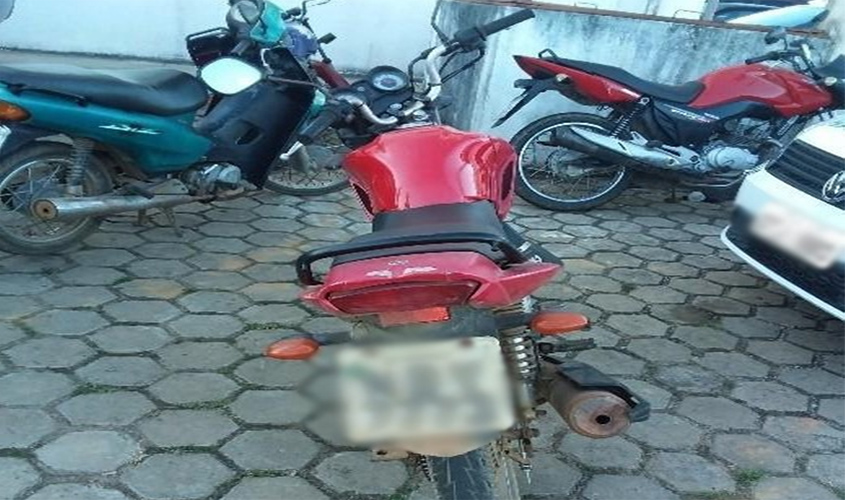 Polícia Militar apreende arma, recupera veículo e prende suspeitos durante patrulhamento