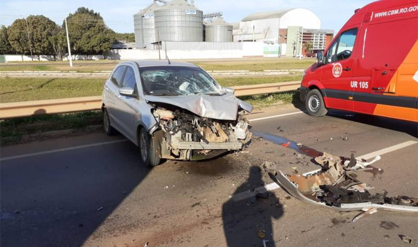 Carro de vereadora fica parcialmente destruído após bater na traseira de carreta em trecho urbano da BR-364
