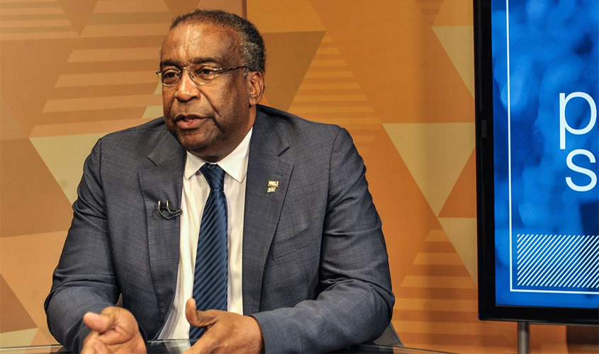 Bolsonaro anuncia Carlos Decotelli como novo ministro da Educação