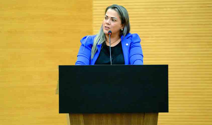 Cláudia de Jesus propõe revogar interstício para contratar servidores públicos