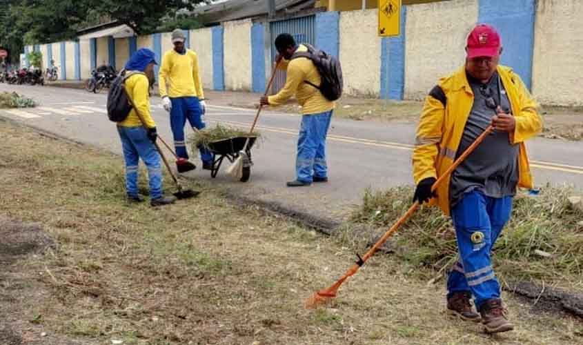 Entorno da Escola Municipal Maria Izaura recebe serviços de limpeza