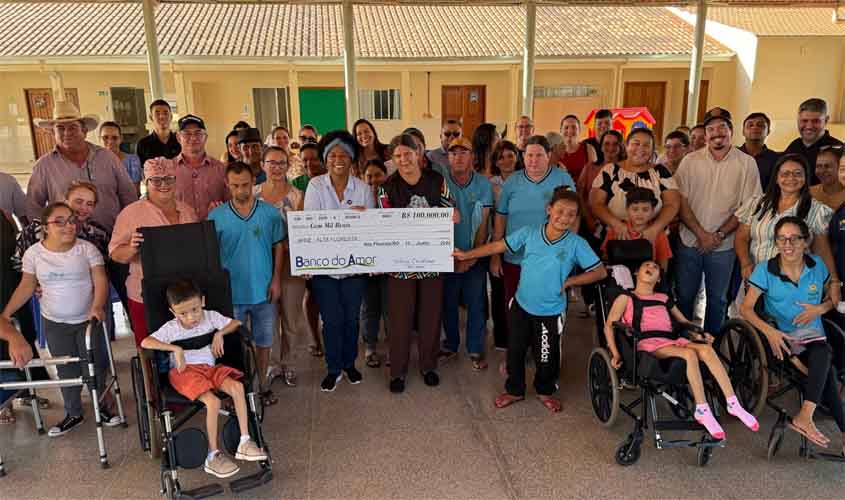 Sílvia Cristina faz a entrega de R$ 100 mil para a Apae de Alta Floresta do Oeste