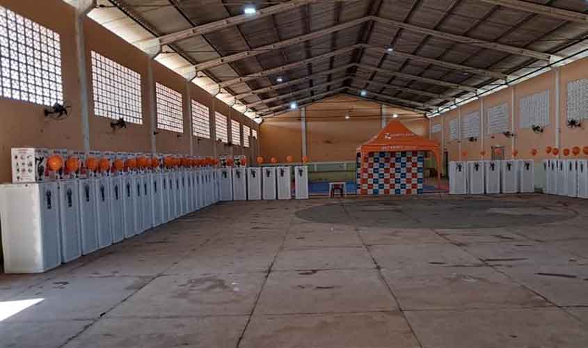 60 famílias são beneficiadas com a troca de geladeiras e ventiladores por equipamentos novos e mais econômicos