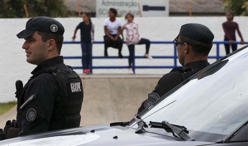 Policiais e bombeiros da ativa poderão atuar em escolas